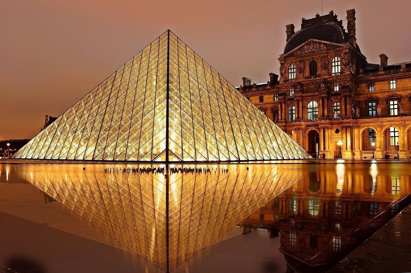 Entrance to the Louvre at Night | Best Pictures in the World